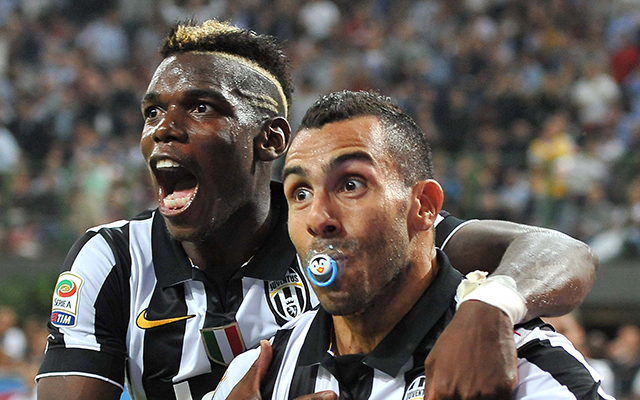 Juventus-spits Carlos Tévez wordt na zijn doelpunt tegen AC Milan bejubeld door Paul Pogba.
