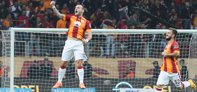 Wesley Sneijder was op 17 oktober 2014 de gevierde man met twee goals in de thuiswedstrijd tegen Fenerbahçe.