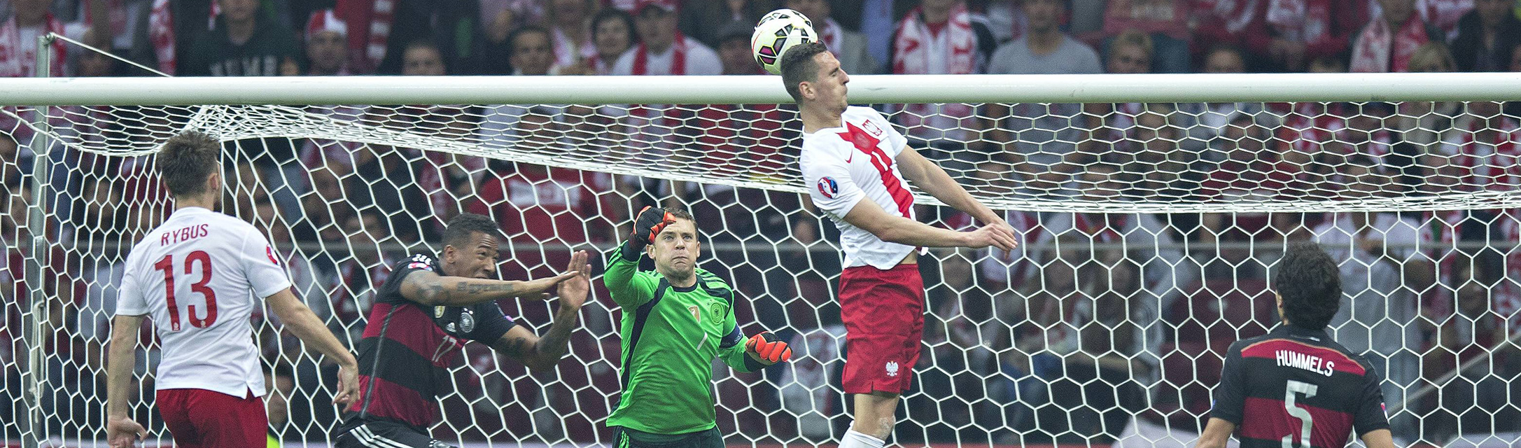 Arek Milik klopt de uitkomende Manuel Neuer en kopt de 1-0 tegen de touwen. De Ajax-spits zette Polen daarmee op het goede spoor tegen de rivaal, het werd uiteindelijk 2-0.