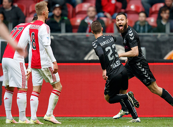 FC Utrecht is zondag hard op weg rivaal Ajax pootje te lichten. Onder aanvoering van Bart Ramselaar laten de Domstedelingen de Amsterdammers naar adem snakken. 