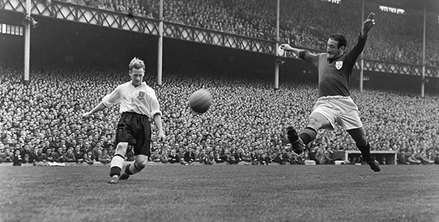 Tom Finney was een clubspeler zoals je die nog zelden ziet. De aanvaller debuteerde in 1946 in het eerste elftal van Preston North End en zou de club nooit meer verlaten. Door zijn onvoorwaardelijke trouw aan Preston, vierde hij als clubspeler geen grote successen, al werd hij wel tweemaal tot beste speler van het Engelse voetbal gekroond. In het nationale elftal kwam hij in 76 interlands tot 30 doelpunten.