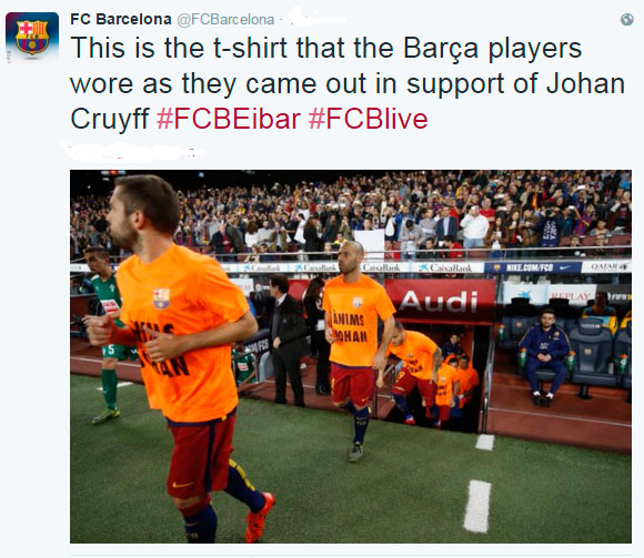 De spelers van Barcelona staken Johan Cruijff een hart onder de riem. In Camp Nou klonk er ook in de veertiende minuut een applaus.