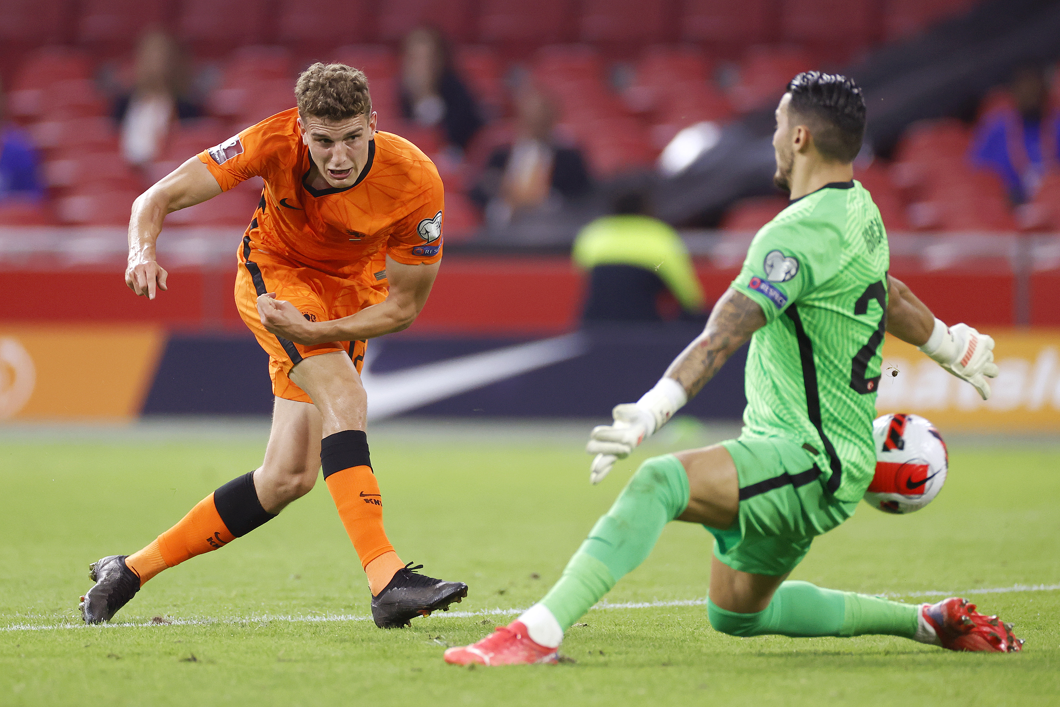 Guus Til schiet uit de draai zijn eerste Oranje-goal binnen.