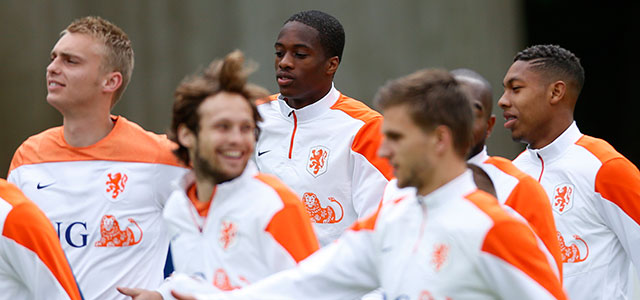 Jean-Paul Boëtuis (uiterst rechts) tijdens de eerste dag van de negendaagse trainingsstage in Hoenderloo. Verder zijn zichtbaar (vanaf links): Jasper Cillessen, Daley Blind, Terence Kongolo, Joël Veltman en (achter hem) Kenneth Vermeer.