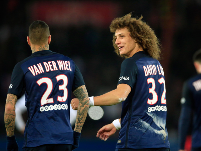 Gregory van der Wiel neemt de felicitaties van David Luiz in ontvangst na zijn goal tegen Angers.