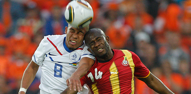 Beeld uit Nederland-Ghana van 1 juni 2010: Nigel de Jong in duel met Matthew Amoah.