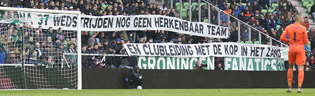 Met dit spandoek maakten de fans van FC Groningen hun onvrede duidelijk.