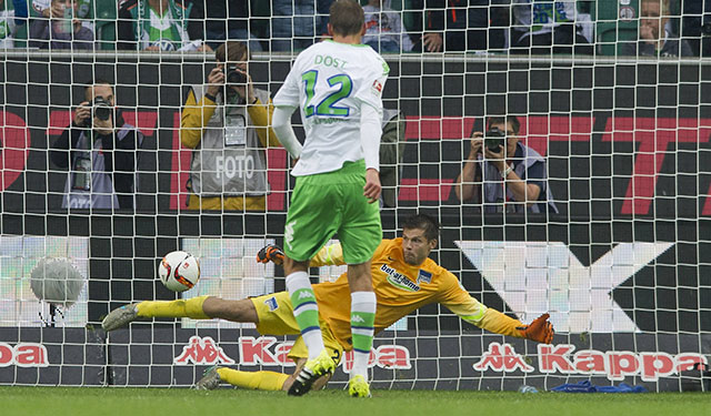 Bas Dost passeert Hertha BSC-doelman Rune Jarstein op 19 september 2015 uit een strafschop.