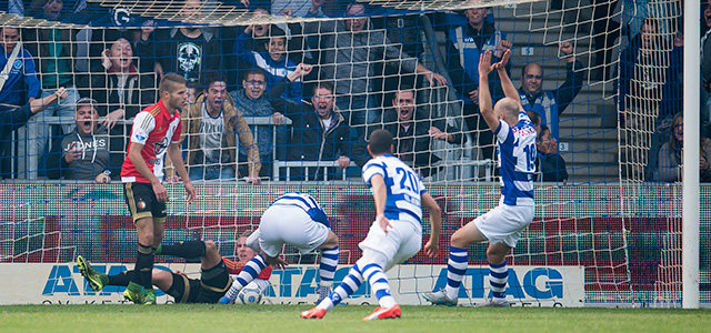 De Graafschap juicht na het vierde eigen doelpunt in de loopbaan van Sven van Beek.