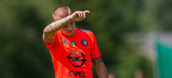 Jordy Clasie veegt het zweet eens van zijn voorhoofd. Hoe lang is hij nog de aanvoerder van Feyenoord? Zijn naam wordt al geruime tijd aan meerdere clubs gelinkt.