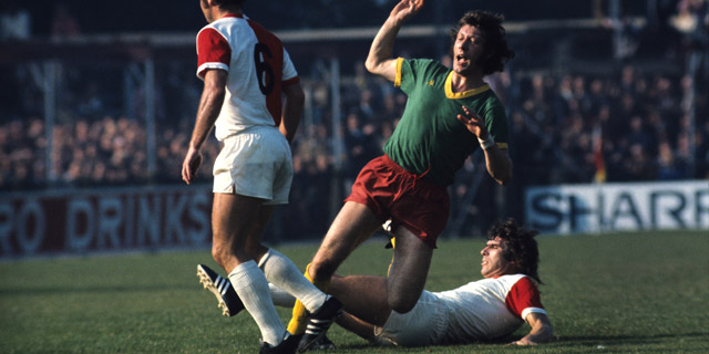 Willem van Hanegem haalt clubicoon Aad Mansveld onderuit in de competitiewedstrijd tussen ADO en Feyenoord op 8 oktober 1972.