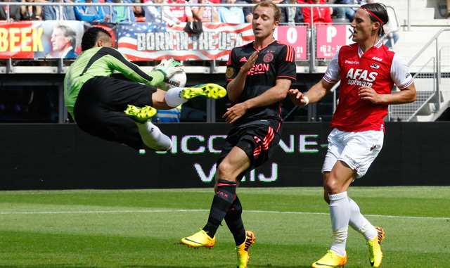 Al in de tweede wedstrijd gaat de ploeg van trainer Frank de Boer voor het eerst onderuit. In Alkmaar wordt met 3-2 verloren van AZ. De goals van Eriksen en Siem de Jong bieden geen soelaas. De landskampioen blijkt kwetsbaar.