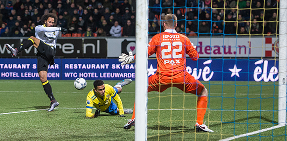 Izzy Brown kreeg in de openingsfase twee grote kansen om Vitesse op voorsprong te zetten tegen SC Cambuur.