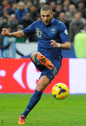Karim Benzema schiet Frankrijk vanuit buitenspelpositie naar 2-0.