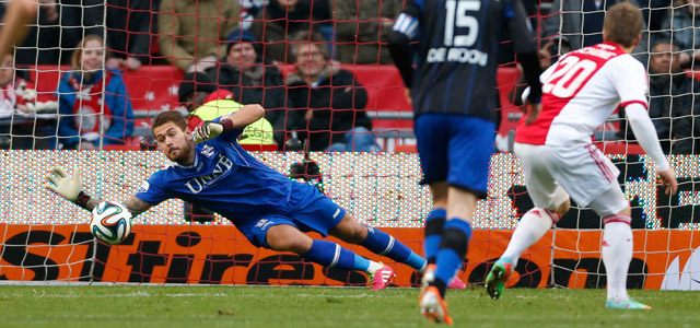 Lasse Schöne benutte tegen SC Heerenveen twee penalty&#039;s binnen zes minuten. Bij de tweede strafschop bracht doelman Kristoffer Nordfeldt nog bijna redding.