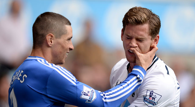 Fernando Torres en Jan Vertonghen hebben het de hele wedstrijd met elkaar aan de stok. Hier zet de Spanjaard zijn nagels in het gezicht van Vertonghen. Het bleek de laatste actie van Torres, die mocht inrukken na zijn rode kaart.