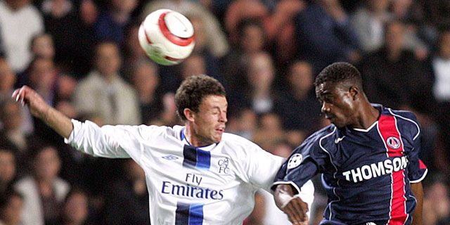 Bartholomew Ogbeche in duel met Wayne Bridge.