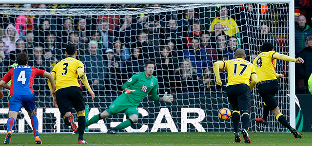 Troy Deeney begon op de bank, maar maakte als vervanger van de vroeg uitgevallen Valon Behrami eindelijk zijn honderdste goal voor Watford.