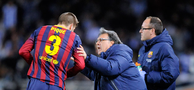 Gerardo Martino instrueert Gerard Piqué tijdens het verloren duel met Real Sociedad. Inmiddels is de centrumverdediger enkele weken uitgeschakeld door een dijbeenblessure, waardoor het er niet makkelijker op wordt voor Barcelona.