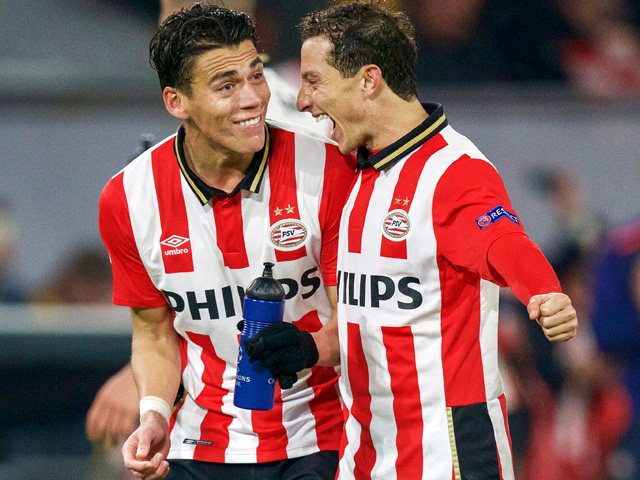 Even leek Andrés Guardado (rechts) dinsdagavond de grote schlemiel te worden door het veroorzaken van een strafschop, maar Luuk de Jong en Davy Pröpper herstelden de uit een penalty opgelopen schade razendsnel.