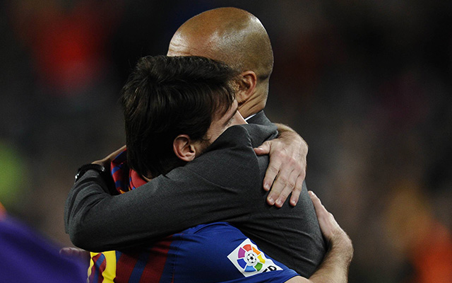 Exact drie jaar geleden speelde Pep Guardiola zijn laatste thuiswedstrijd als trainer van Barcelona. Lionel Messi, in dat duel met Espanyol (4-0) vier keer trefzeker, neemt afscheid van zijn leermeester met een innige omhelzing.