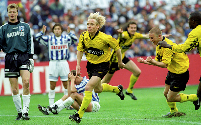Eric van der Luer loopt op 8 mei 1997 juichend weg als hij vlak na rust Roda JC op 3-1 heeft gezet tegen SC Heerenveen. Gerald Sibon, Peter Van Houdt en Garba Lawal feesten mee. Doelman Hans Vonk en Igor Korneev kijken beteuterd toe.