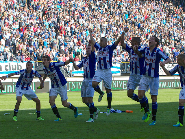 SC Heerenveen viert de winst na een beladen derby tegen SC Cambuur.