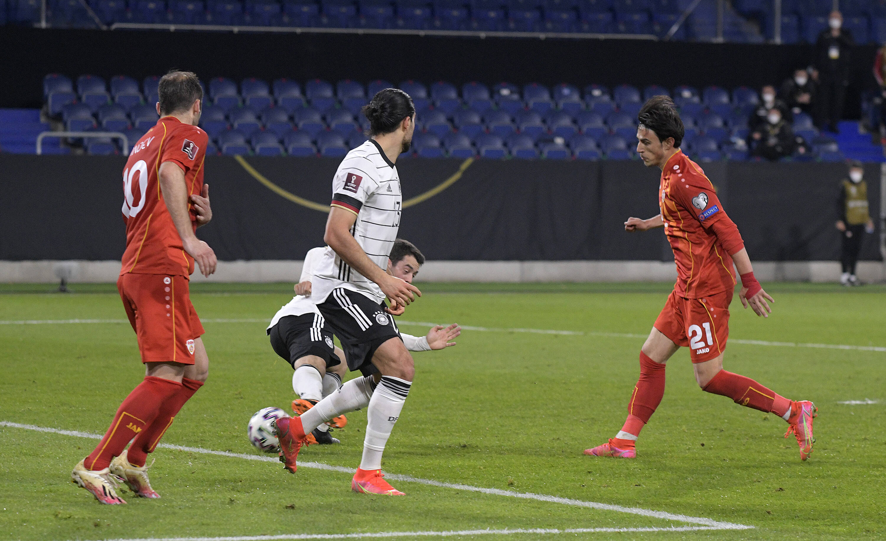 Eljif Elmas schiet de 1-2 tegen Duitsland binnen.