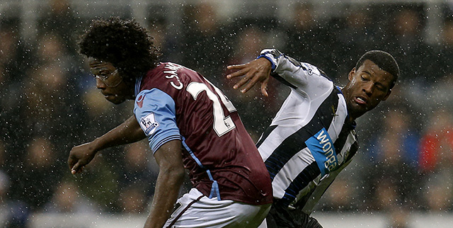 Georginio Wijnaldum in duel met Carlos Sánchez. 