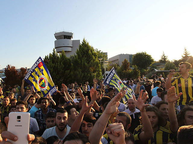 De Fenerbahçe-fans zijn massaal toegestroomd om Robin van Persie te verwelkomen.