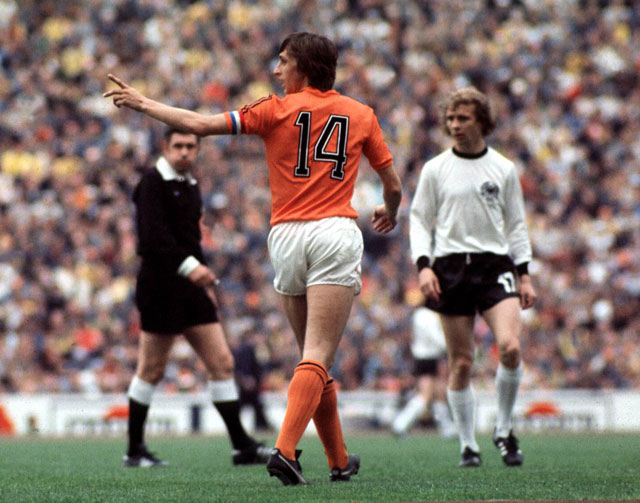 Cruijff was meer dan alleen een aanvaller met een uitmuntende techniek en een groots inzicht. Hij was op het veld ook de leider die de lijnen uitzette. Het Nederlands elftal zette hij naar zijn hand, al bleef de ultieme beloning - de WK-titel van 1974 - net te hoog gegrepen.