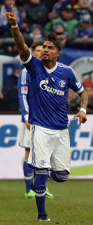 Kevin-Prince Boateng viert zijn treffer met de fans van Schalke 04.
