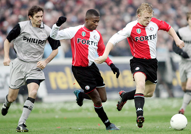 Salomon Kalou (midden) vormde bij Feyenoord het succesvolle duo &#039;K2&#039; met Dirk Kuijt (rechts). Op de achtergrond probeert Phillip Cocu ze bij te houden.