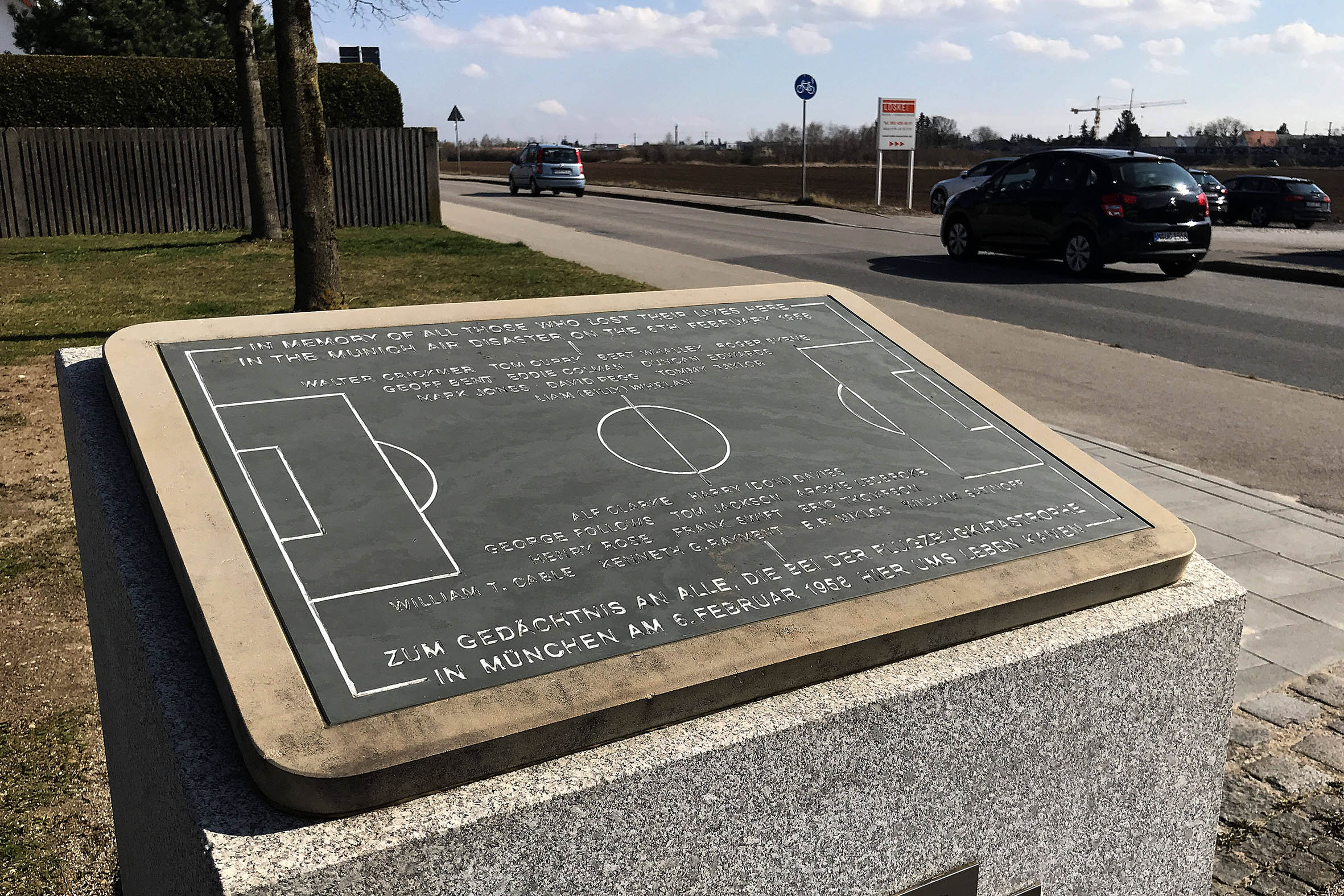 Ook op de plek waar de ramp plaatshad, het inmiddels verdwenen vliegveld Riem bij München, staat een monument ter nagedachtenis aan de tragedie van 1958.