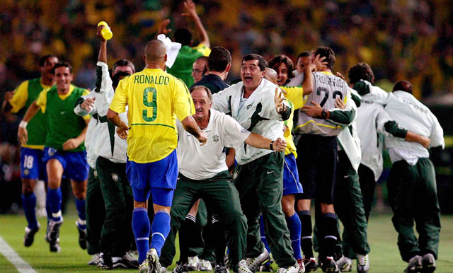 Luiz Felipe Scolari staat op het punt de matchwinner van de finale van 2002 in de armen te vallen. Ronaldo velt met twee goals Duitsland: 2-0.