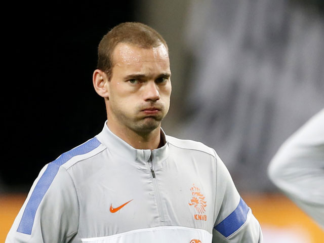Wesley Sneijder vindt zichzelf terug bij de reserves en blijft toeschouwer bij de strafexercitie.