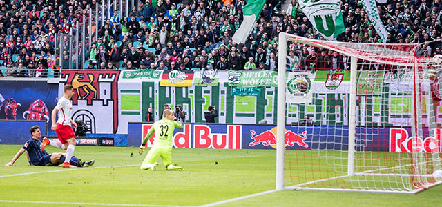 Mario Gómez zette in de negende minuut de 0-1 op het scorebord; de 200ste competitiegoal van de Duitse spits.