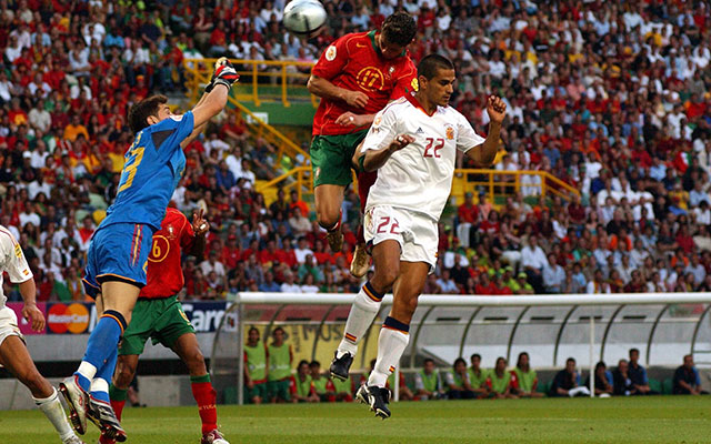 Iker Casillas en Cristiano Ronaldo vechten een luchtduel uit tijdens Spanje - Portugal (0-1) in 2004. Het is de laatste EK-wedstrijd die de Spanjaarden verloren.