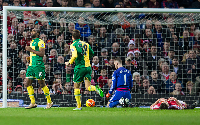 Verslagenheid maakt zich meester van David de Gea en Michael Carrick na de openingsgoal van Cameron Jerome (links).