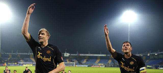 Frank Demouge (links) en Mark-Jan Fledderus vieren de 2-1 overwinning bij RKC met het meegereisde Roda JC-publiek.