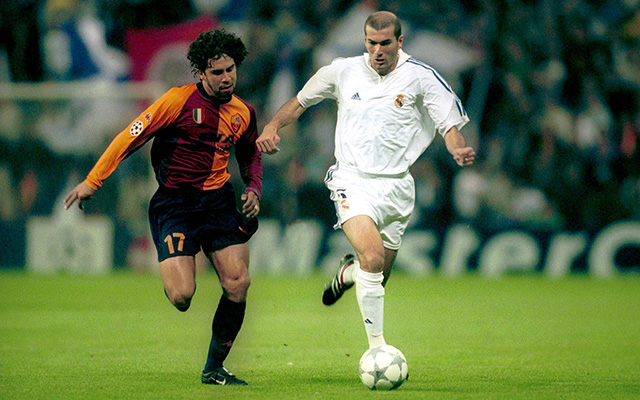 Zinedine Zidane strijdt met Damiano Tommasi om de bal tijdens zijn Europese debuut voor Real Madrid tegen AS Roma (1-1).