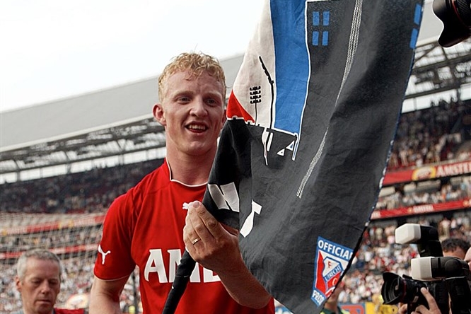 Dirk Kuijt poseert met de vlag van FC Utrecht na de gewonnen bekerfinale tegen Feyenoord in 2003, zijn laatste wedstrijd als speler van de Domstedelingen.