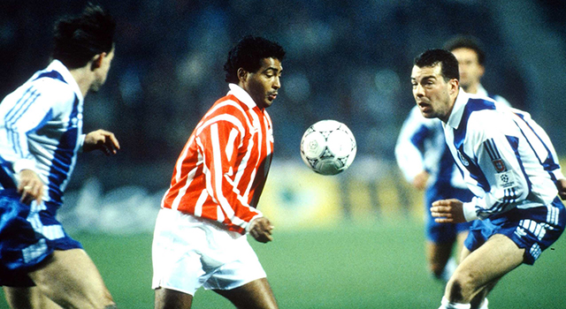 Romário, hier in actie tijdens het thuisduel met FC Porto in de allereerste editie van de Champions League in het seizoen 1992/93, zorgde ervoor dat PSV destijds overeind bleef in Portugal (2-2). In Eindhoven werd het 0-1.