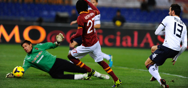 Vlada Avramov houdt Gervinho van scoren af tijdens het Serie A-duel tussen AS Roma en Cagliari.