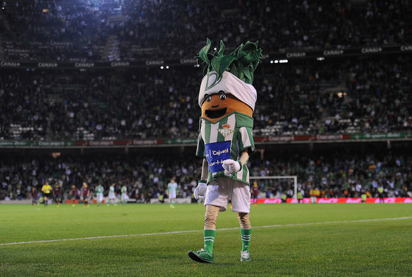 Palmerín, mascotte van Real Betis, is te groot volgens de richtlijnen van La Liga. De regel is dat een mascotte niet groter mag zijn dan een gemiddeld persoon.
