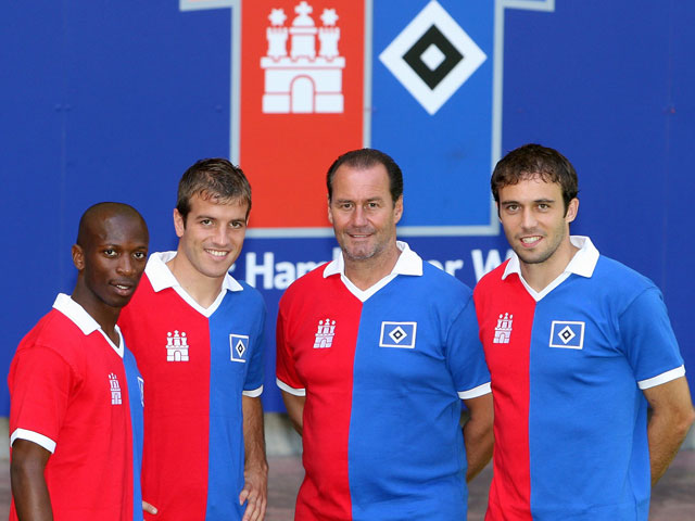 In het seizoen 2007/08 duikt de Duitse pers voor het eerst boven op de Nederlandse invloeden bij HSV. De foto vertelt waarom: Romeo Castelen, Rafael van der Vaart, trainer Huub Stevens en Joris Mathijsen staan onder contract in Hamburg. Ook Nigel de Jong hoort bij dat gezelschap.