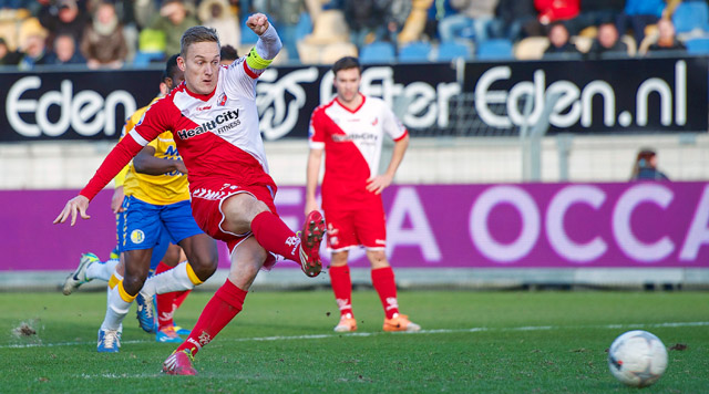 Jens Toornstra scoort uit een strafschop maar zal vooral de misser vanaf elf meter 77 minuten later voelen. Want FC Utrecht verliest erdoor bij RKC Waalwijk (5-2) en voelt daardoor de druk groeien.