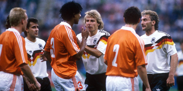 Nederland verliest op het WK 1990 van Duitsland. Frank Rijkaard (nummer 3) spuugt in deze wedstrijd naar Rudi Völler (rechts).