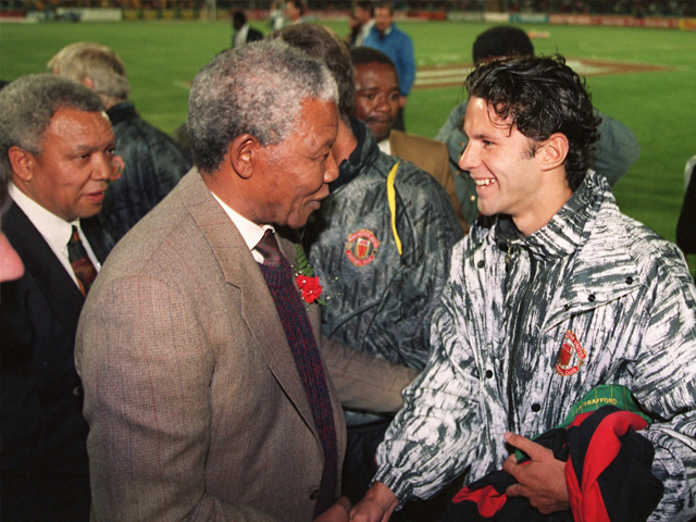 Het team van Manchester United had in 1993 de eer om Nelson Mandela te ontmoeten tijdens de tour naar Zuid-Afrika. Hier schudt Mandela de hand van de jonge Ryan Giggs.