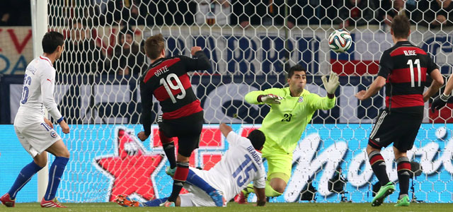 Mario Götze zet Duitsland op 1-0 tegen Chili, komende zomer de tegenstander van het Nederlands elftal in de groepsfase van het WK.